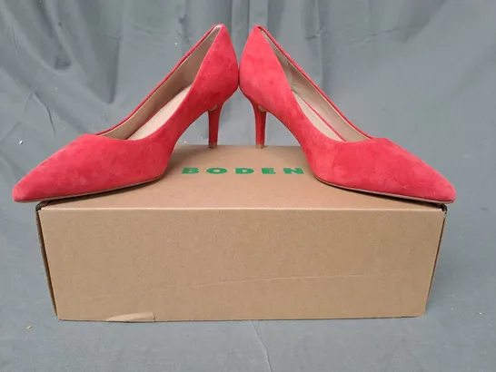 BOXED PAIR OF BODEN POINTED TOE MID-HEEL SHOES IN RED EU SIZE 38