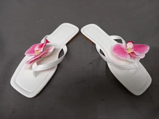 BOXED PAIR OF DESIGNER TOE-POST SANDALS IN WHITE W. PINK FLOWER DETAIL EU SIZE 39