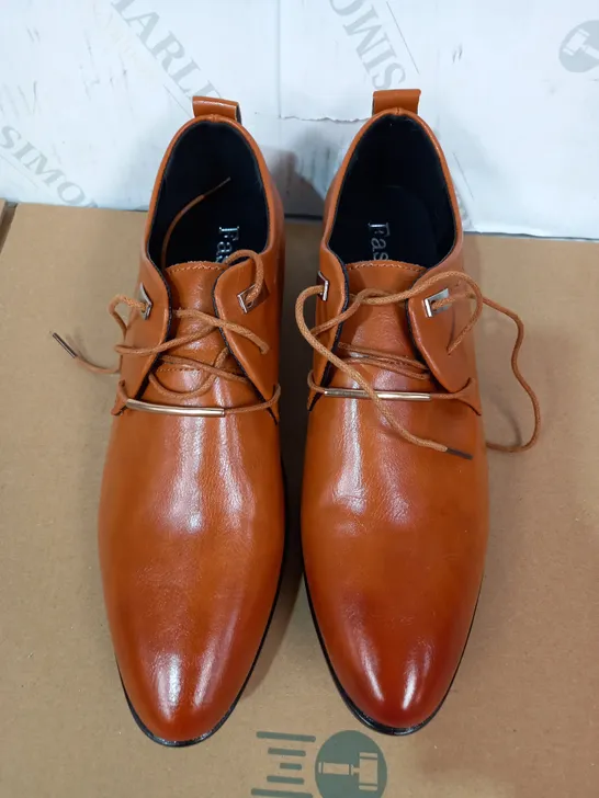 PAIR OF SHOES (BROWN), SIZE 40 EU