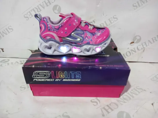 BOXED PAIR OF SKECHERS LIGHTS TODDLERS HEART LIGHT SHOES IN PINK UK SIZE 5