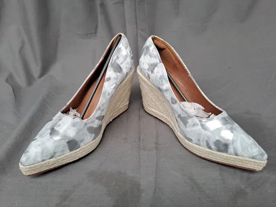 BOXED PAIR OF DESIGNER POINTED TOE HIGH WEDGE SHOES IN SILVER/PALE BLUE EU SIZE 42