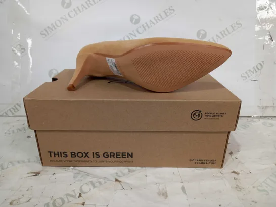 BOXED PAIR OF CLARKS SUEDE CLOSED TOE HEELS IN SAND COLOUR UK SIZE 7