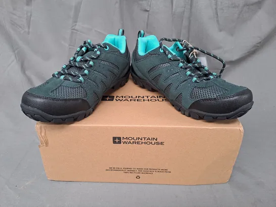 BOXED PAIR OF MOUNTAIN WAREHOUSE OUTDOOR WOMENS WALKING SHOE II IN DARK TEAL UK SIZE 5