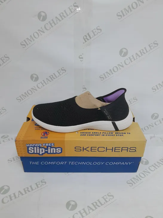 PAIR OF SKECHERS SWIFT ADVANCE SNEAKERS IN BLACK SIZE 3