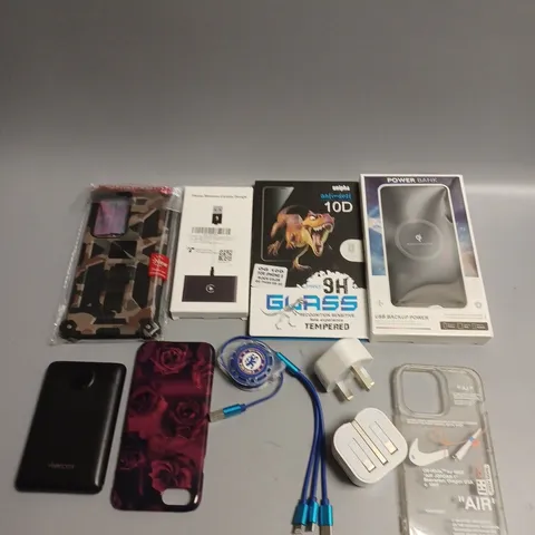 APPROXIMATELY 30 ASSORTED SMARTPHONE/TABLET ACCESSORIES TO INCLUDE CASES, CHARGING CABLES POWERBANKS ETC 