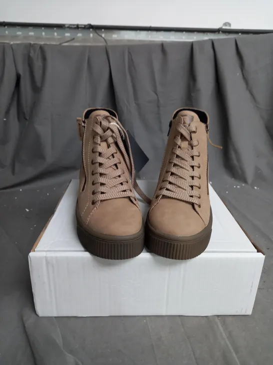 BOXED REIKER LIGHT BROWN HIGH TOP BOOTS SIZE 4 