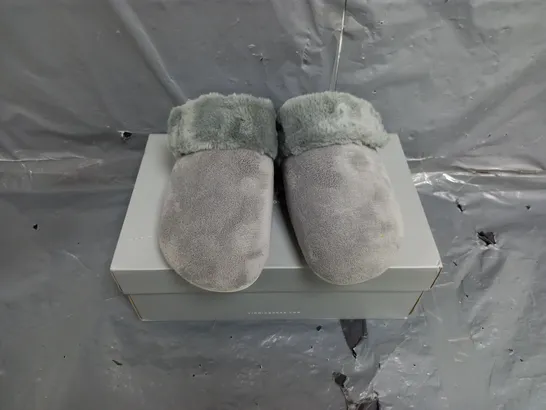 BOXED PAIR OF VIONIC MARIEL SLIPPERS SIZE 5