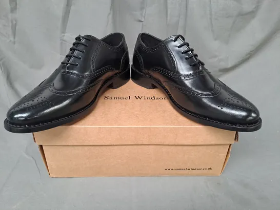 BOXED PAIR OF SAMUEL WINDSOR LACE UP SHOES IN BLACK UK SIZE 8