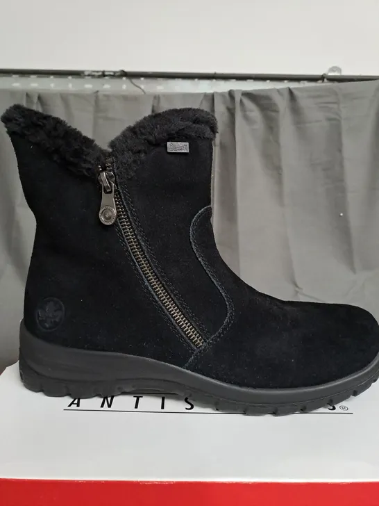 BOXED PAIR OF RIEKER CUFF DETAIL WATER RESISTANT BOOTS IN BLACK - SIZE 6.5