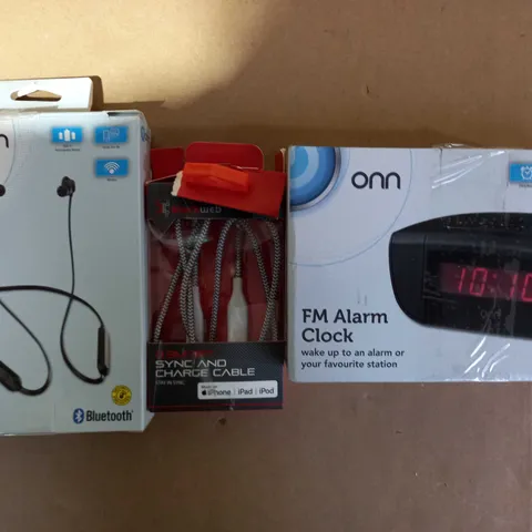 LOT OF 15 ASSORTED ELECTRICAL ITEMS, TO INCLUDE ALARM CLOCK, EARPHONES, CHARGER, ETC