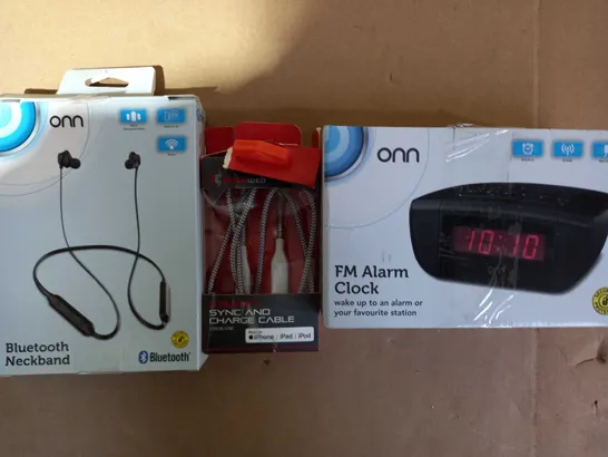 LOT OF 15 ASSORTED ELECTRICAL ITEMS, TO INCLUDE ALARM CLOCK, EARPHONES, CHARGER, ETC