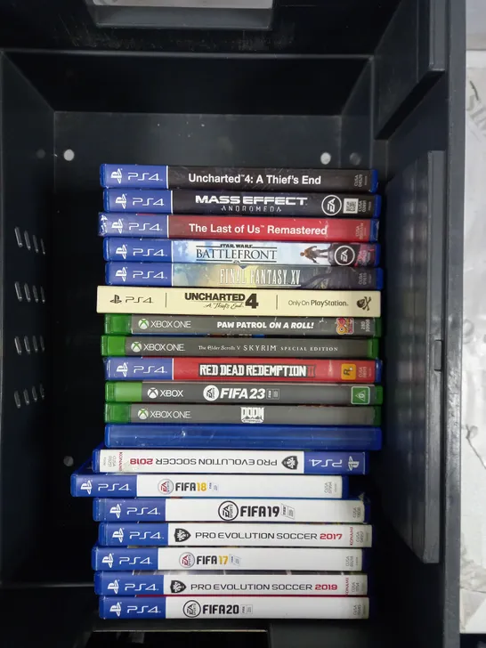 BOX OF APPROXIMATELY 15 ASSORTED VIDEO GAMES FOR VARIOUS CONSOLES TO INCLUDE UNCHARTED 4, RED DEAD REDEMPTION 2, SKYRIM ETC 