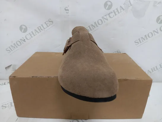 BOXED PAIR OF EVELLYHOOTD LEATHER CLOGS IN LIGHT BROWN -  EU 40