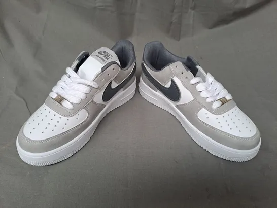 PAIR OF NIKE AIR FORCE 1 SHOES IN WHITE/STONE/GREY UK SIZE 5