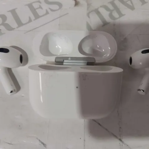 APPLE AIRPODS 3RD GEN WITH CHARGING CASE