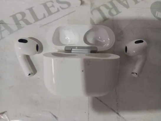 APPLE AIRPODS 3RD GEN WITH CHARGING CASE