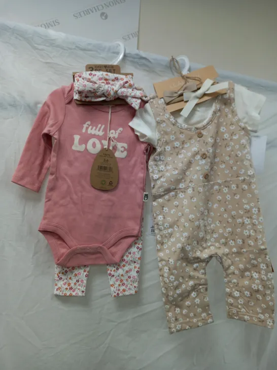 LOT OF APPROXIMATELY 25 BABY ITEMS INCLUDING NIGHT SETS, T-SHIRTS, JUMPERS 