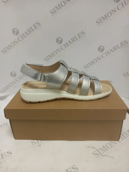 BOXED PAIR OF CUSHION WALK ONE TOUCH CLOSE SANDALS IN SILVER - SIZE 5