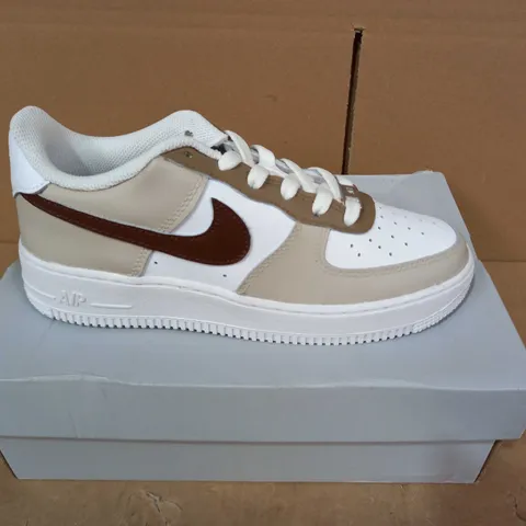 BOXED PAIR OF DESIGNER SHOES IN THE STYLE OF NIKE AIR FORCE 1 IN BROWN/WHITE - SIZE 5.5 UK