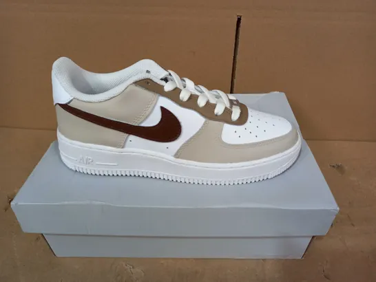 BOXED PAIR OF DESIGNER SHOES IN THE STYLE OF NIKE AIR FORCE 1 IN BROWN/WHITE - SIZE 5.5 UK