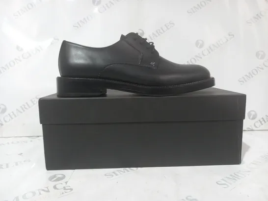 BOXED PAIR OF LANVIN LACE UP SHOES IN BLACK EU SIZE 41