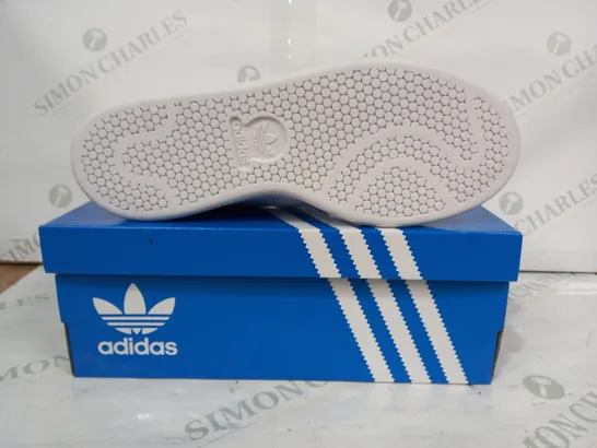 BOXED PAIR OF ADIDAS STAN SMITH SHOES IN WHITE/GREEN UK SIZE 6