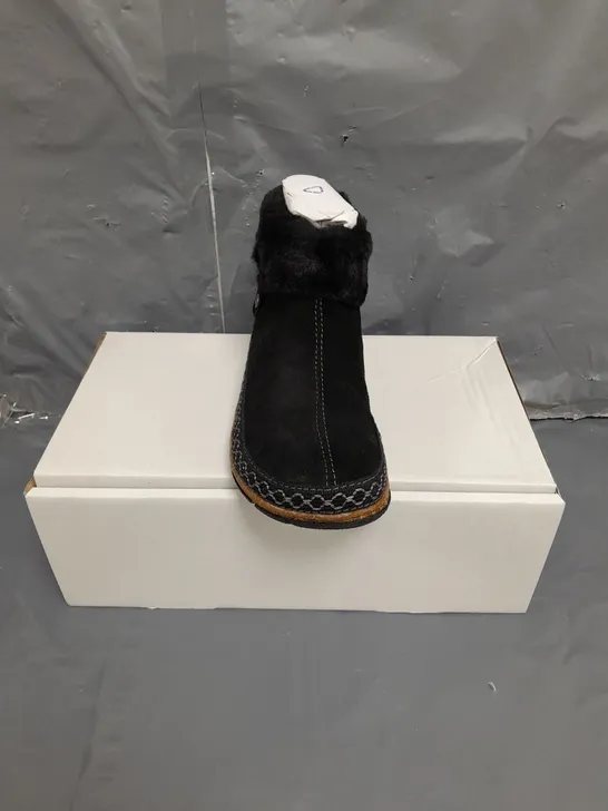 BOXED PAIR OF EARTH ORIGINALS EMMALYN BOOTIES IN BLACK SIZE 5