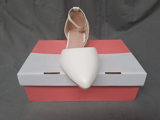 BOXED PAIR OF DESIGNER CLOSED TOE SHOES IN WHITE EU SIZE 43