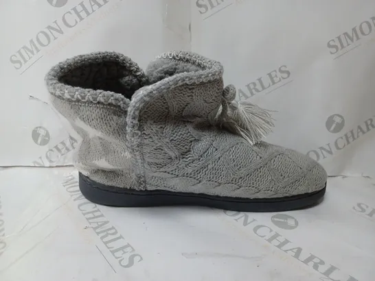 BOXED PAIR OF LINA SLIPPER BOOTS IN MEDIUM GREY - UK SIZE 7