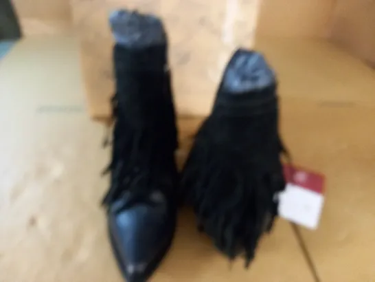 PAIR OF FREE PEOPLE LAWLESS FRINGE WESTERN BOOTS IN BLACK - 38.5