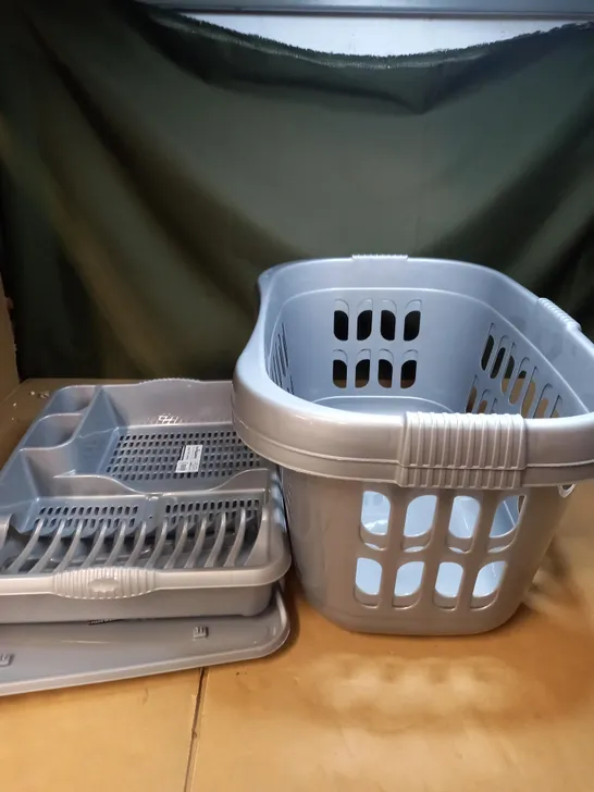 LOT OF 3 ASSORTED CLEANING ITEMS TO INCLUDE WASHING BASKETS, DISH DRAINER, DISH DRAINER TRAY