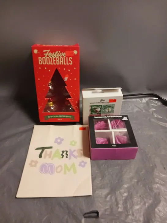 MEDIUM BOX OF APPROXIMATELY 20 ASSORTED HOUSEHOLD ITEMS TO INCLUDE GIFT BAGS, CARDS AND ORNAMENTS