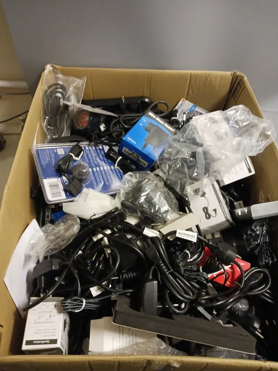 BOX OF ASSORTED ELECTRICAL ITEMS TOO INCLUDE USB WIRES AND COMPUTER ACCESSORIES 