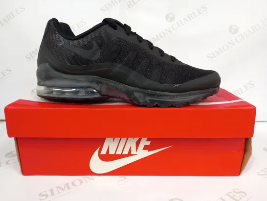 BOXED PAIR OF NIKE AIR MAX INVIGOR SHOES IN BLACK UK SIZE 8