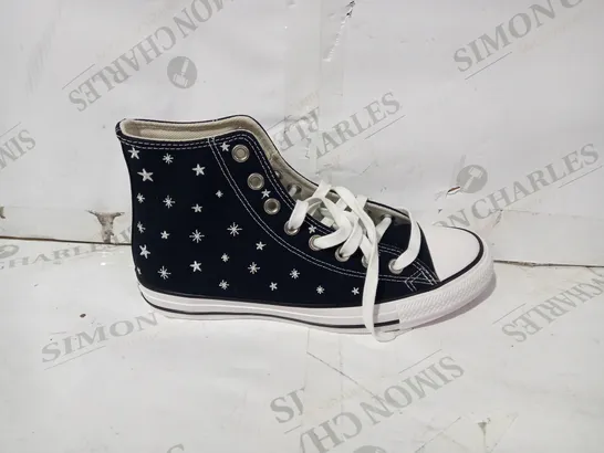 BOXED PAIR OF DESIGNER SHOES IN THE STYLE OF CONVERSE IN BLACK/WHITE W. STAR PATTERN UK SIZE 7