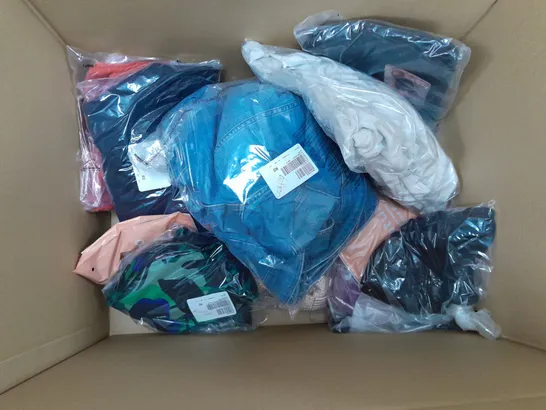 LARGE BOX OF ASSORTED CLOTHING PIECES TO INCLUDE COATS, LEGGINGS, AND JUMPERS ETC. 