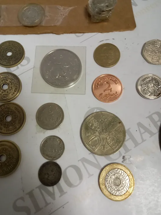 LOT TO CONTAIN APPROX. 32 COMMERATIVE, HISTORIC & COLLECTORS COINS. DESIGNS AND NATIONAL CURRENCIES VARY