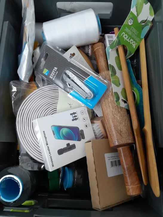 BOX OF APPROXIMATELY 15 ASSORTED ITEMS TO INCLUDE - PHONE MICROPHONE, SPATULA, ROLLING PIN ETC