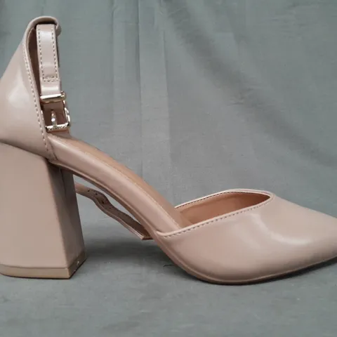 BOXED PAIR OF CARVELA POINTED TOE BLOCK HEEL SHOES IN BLUSH SIZE EU 36