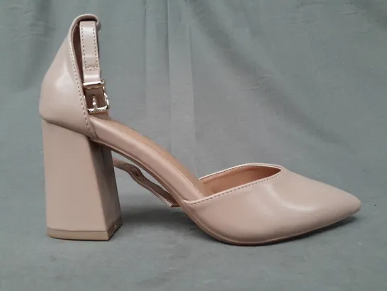 BOXED PAIR OF CARVELA POINTED TOE BLOCK HEEL SHOES IN BLUSH SIZE EU 36