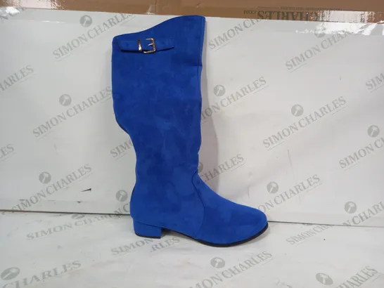 PAIR OF DESIGNER LOW BLOCK HEEL VELVET EFFECT KNEE HIGH BOOTS IN BLUE EU SIZE 41