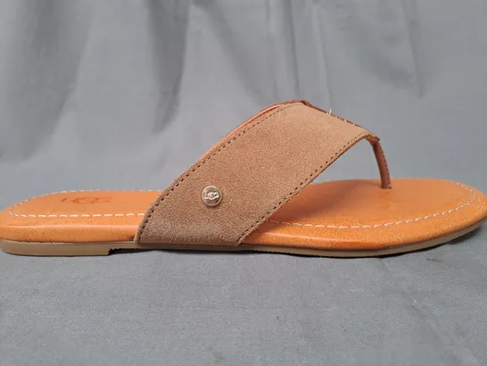 BOXED PAIR OF UGG CAREY FLIP FLOPS IN CHESTNUT UK SIZE 6