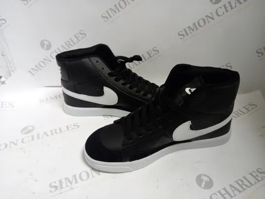 BLACK AND WHITE NIKE TRAINORS SIZE 38