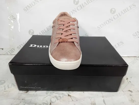 BOXED PAIR OF DUNE LONDON EVERLEE LACE UP TRAINERS IN ROSE GOLD COLOUR W. GLITTER EFFECT UK SIZE 5