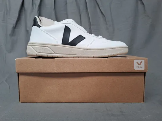 BOXED PAIR OF VEJA SHOES IN WHITE/BLACK UK SIZE 10