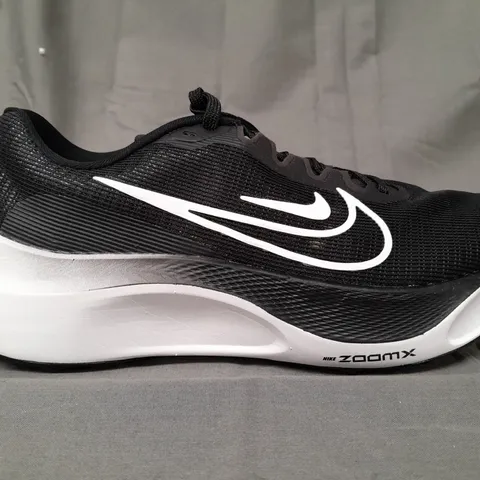 BOXED PAIR OF NIKE ZOOM FLY 5 SHOES IN BLACK/WHITE UK SIZE 7.5