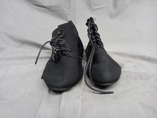 A BOX OF APPROXIMATELY 20 PAIRS OF BOOTS IN BLACK - VARIOUS SIZES 