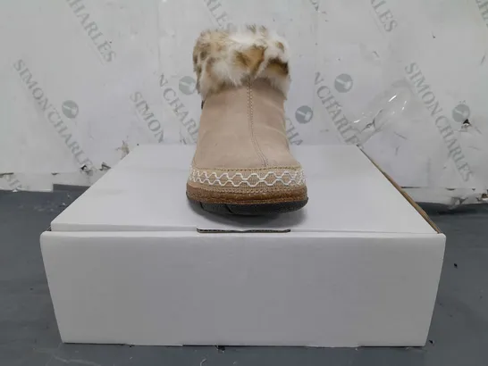 BOXED PAIR OF EARTH ORIGINALS EMMALYN BOOTIES IN BEIGE SIZE 6