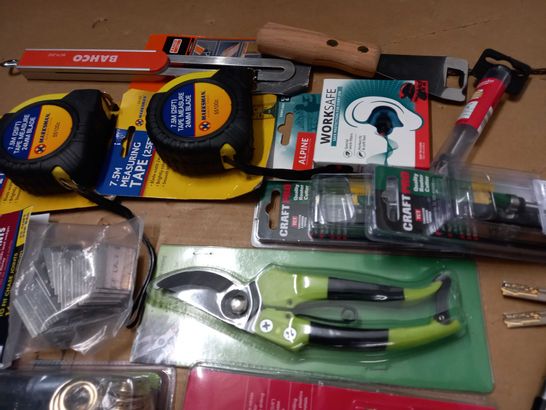 LOT OF 18 ASSORTED DIY AND TOOL ITEMS TO INCLUDE YALE CYLINDER LOCK, CHAINSAW BLADES AND CARBON TIPPED ROUTER TIPS