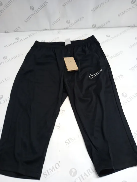 NIKE STANDARD FIT SHORTS SIZE L